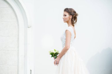 Düğün seremonisinden önce beyaz sarayın yakınında açık renkli, uzun beyaz elbiseli zarif bir kadın yürüyordu..