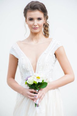 Düğün seremonisinden önce beyaz sarayın yakınında açık renkli, uzun beyaz elbiseli zarif bir kadın yürüyordu..