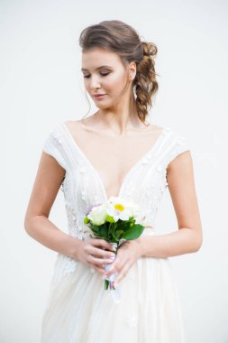 Düğün seremonisinden önce beyaz sarayın yakınında açık renkli, uzun beyaz elbiseli zarif bir kadın yürüyordu..