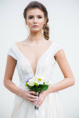 Düğün seremonisinden önce beyaz sarayın yakınında açık renkli, uzun beyaz elbiseli zarif bir kadın yürüyordu..