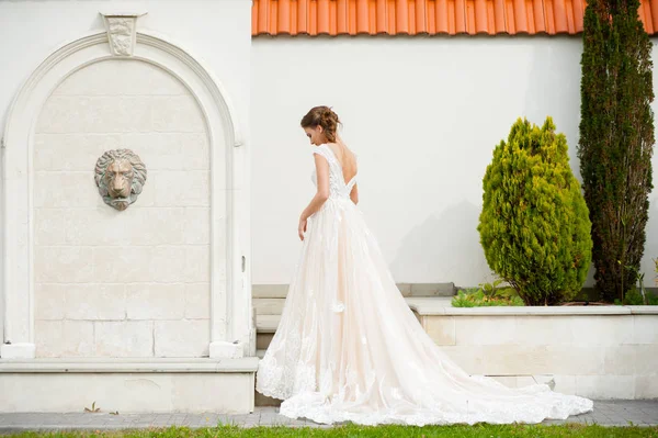 Mujer Elegante Joven Con Ramo Boda Vestido Blanco Largo Ligero —  Fotos de Stock