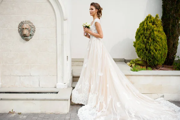 Mujer Elegante Joven Con Ramo Boda Vestido Blanco Largo Ligero —  Fotos de Stock