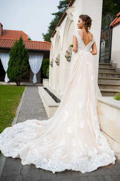 Mujer Elegante Joven Con Ramo Boda Vestido Blanco Largo Ligero —  Fotos de Stock