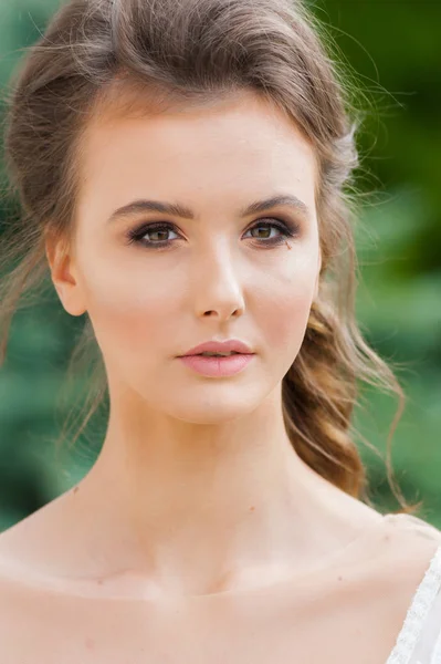 Mujer Elegante Joven Con Ramo Boda Vestido Blanco Largo Ligero — Foto de Stock