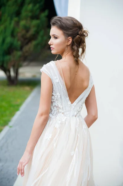 Mujer Elegante Joven Con Ramo Boda Vestido Blanco Largo Ligero —  Fotos de Stock