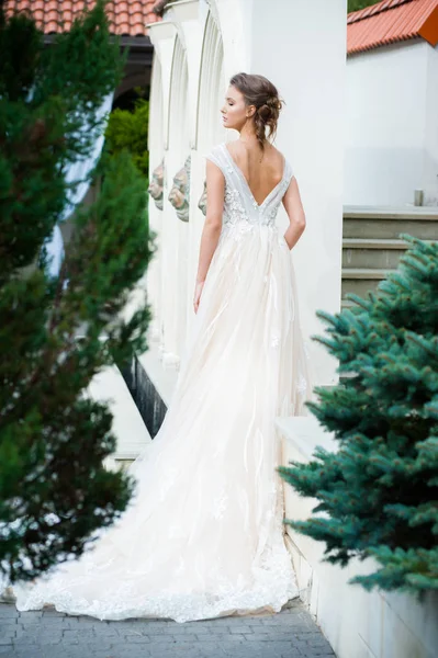 Mladá Elegantní Žena Svatební Kytice Světle Dlouhé Bílé Šaty Chůze — Stock fotografie
