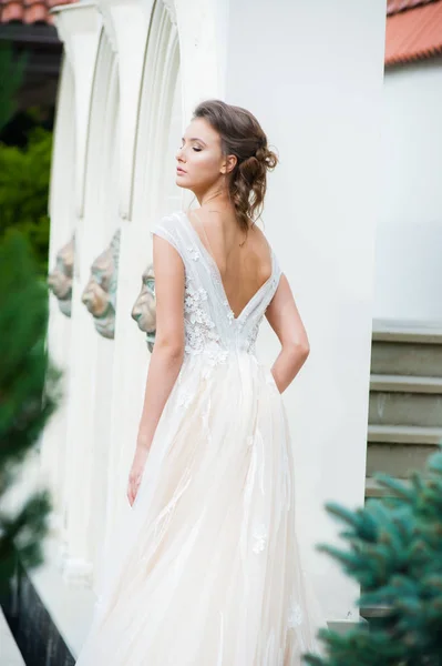 Mujer Elegante Joven Con Ramo Boda Vestido Blanco Largo Ligero —  Fotos de Stock