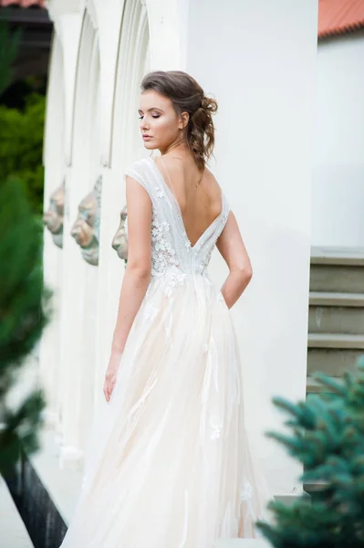 Mujer Elegante Joven Con Ramo Boda Vestido Blanco Largo Ligero —  Fotos de Stock