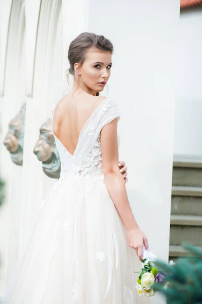 Молодая Элегантная Женщина Свадебным Букетом Светлом Длинном Белом Платье Идущая — стоковое фото