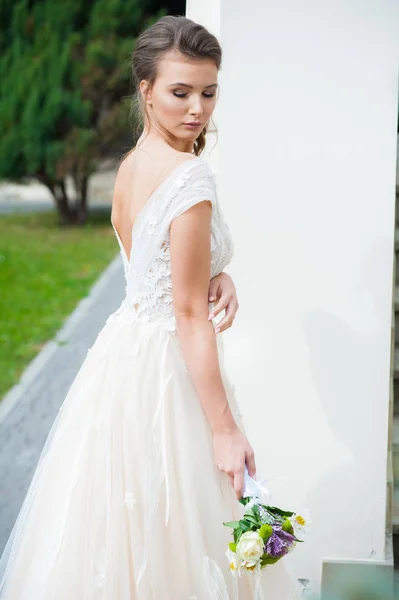 Wanita Elegan Muda Dengan Buket Pengantin Dalam Gaun Putih Panjang — Stok Foto
