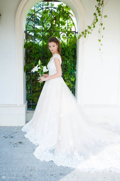 Mujer Elegante Joven Con Ramo Boda Vestido Blanco Largo Ligero —  Fotos de Stock