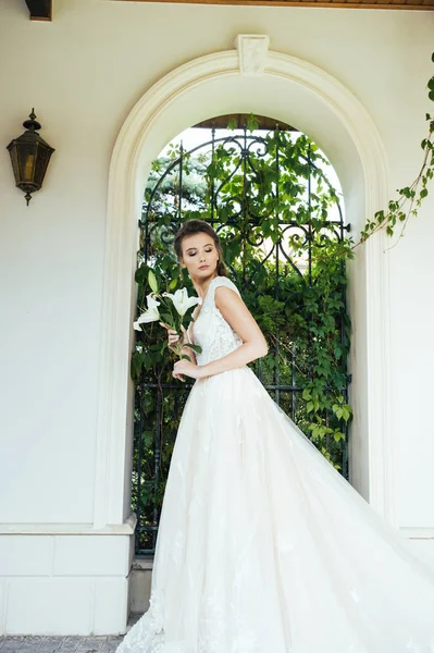 Junge Elegante Frau Mit Brautstrauß Einem Hellen Langen Weißen Kleid — Stockfoto