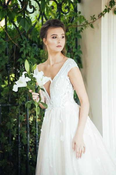 Mulher Elegante Nova Com Buquê Casamento Vestido Branco Longo Claro — Fotografia de Stock