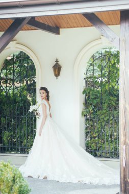 Düğün seremonisinden önce beyaz sarayın yakınında açık renkli, uzun beyaz elbiseli zarif bir kadın yürüyordu..