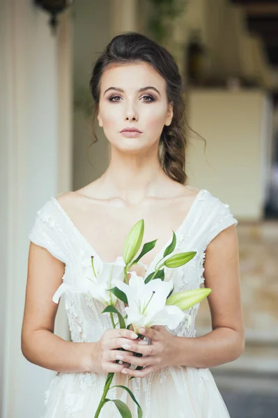 Mulher Elegante Nova Com Buquê Casamento Vestido Branco Longo Claro — Fotografia de Stock