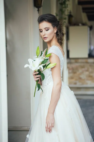 Mulher Elegante Nova Com Buquê Casamento Vestido Branco Longo Claro — Fotografia de Stock