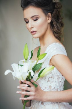 Düğün seremonisinden önce beyaz sarayın yakınında açık renkli, uzun beyaz elbiseli zarif bir kadın yürüyordu..