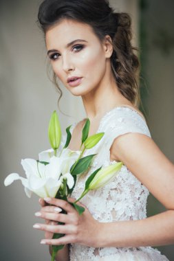 Düğün seremonisinden önce beyaz sarayın yakınında açık renkli, uzun beyaz elbiseli zarif bir kadın yürüyordu..