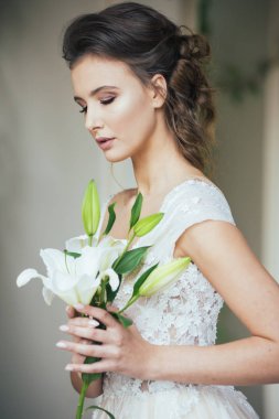 Düğün seremonisinden önce beyaz sarayın yakınında açık renkli, uzun beyaz elbiseli zarif bir kadın yürüyordu..