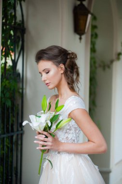 Düğün seremonisinden önce beyaz sarayın yakınında açık renkli, uzun beyaz elbiseli zarif bir kadın yürüyordu..