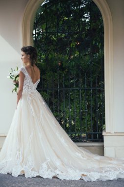 Düğün seremonisinden önce beyaz sarayın yakınında açık renkli, uzun beyaz elbiseli zarif bir kadın yürüyordu..