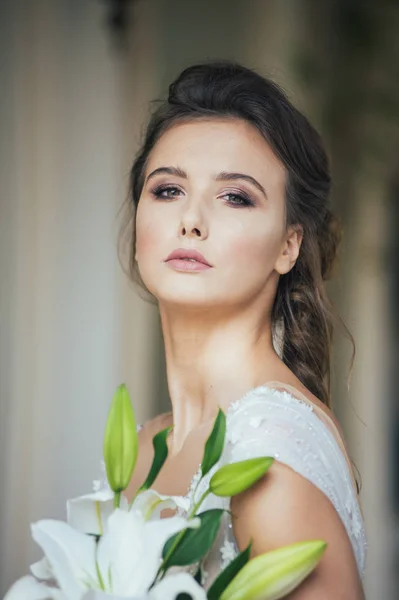 Młoda Elegancka Kobieta Bukietem Ślubnym Jasnobiałej Sukience Spaceru Pobliżu Białego — Zdjęcie stockowe