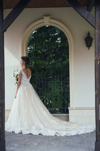 Junge Elegante Frau Mit Brautstrauß Einem Hellen Langen Weißen Kleid — Stockfoto