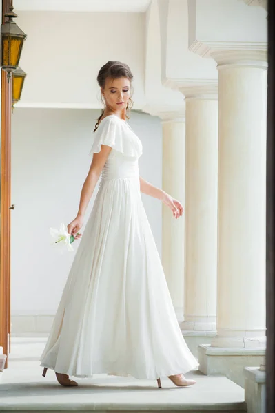 Young Elegant Woman Wedding Bouquet Light Long White Dress Walking — Stock Photo, Image