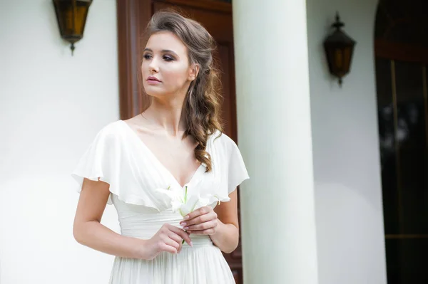 Young Elegant Woman Wedding Bouquet Light Long White Dress Walking — Stock Photo, Image