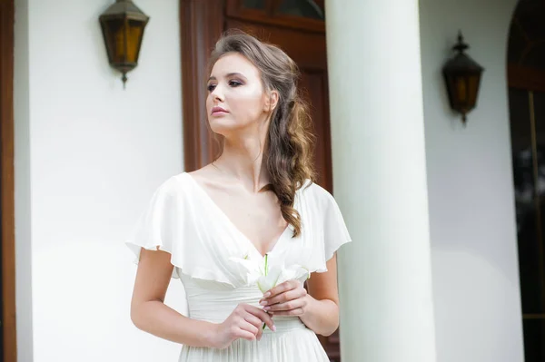 Giovane Donna Elegante Con Bouquet Sposa Abito Bianco Lungo Leggero — Foto Stock