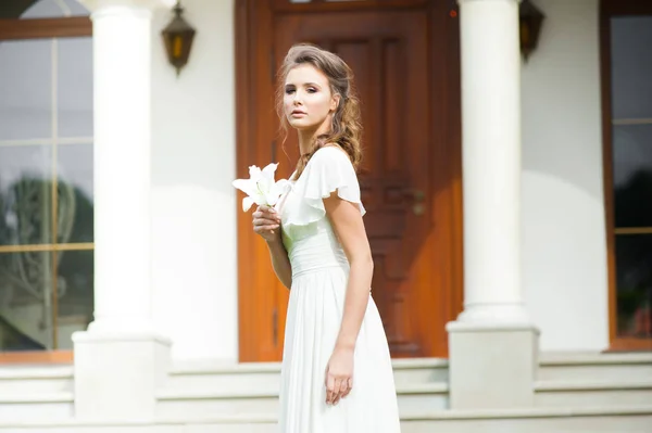 Mujer Elegante Joven Con Ramo Boda Vestido Blanco Largo Ligero —  Fotos de Stock