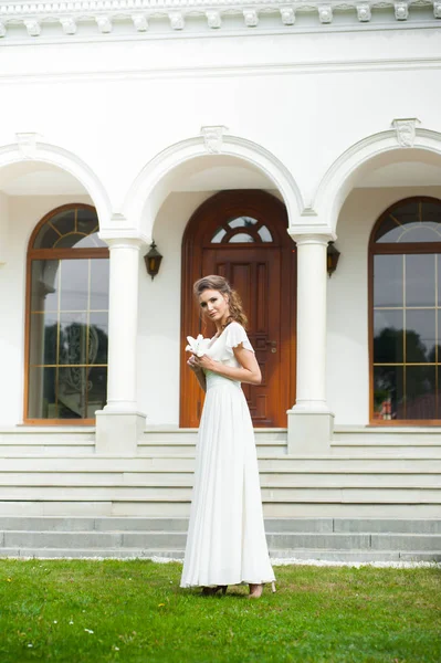 Νεαρή Κομψή Γυναίκα Γαμήλιο Μπουκέτο Ένα Ελαφρύ Μακρύ Λευκό Φόρεμα — Φωτογραφία Αρχείου