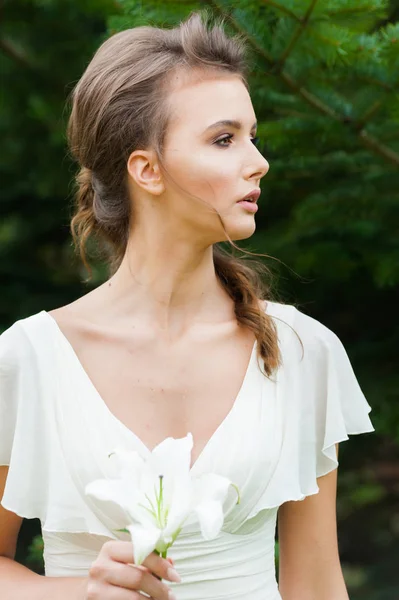 Giovane Donna Elegante Con Bouquet Sposa Abito Bianco Lungo Leggero — Foto Stock