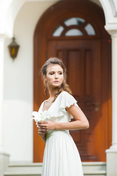 Mujer Elegante Joven Con Ramo Boda Vestido Blanco Largo Ligero —  Fotos de Stock