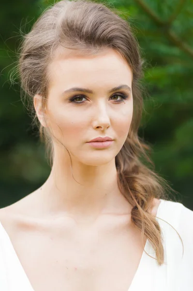 Mulher Elegante Nova Com Buquê Casamento Vestido Branco Longo Claro — Fotografia de Stock