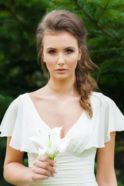 Mujer Elegante Joven Con Ramo Boda Vestido Blanco Largo Ligero —  Fotos de Stock