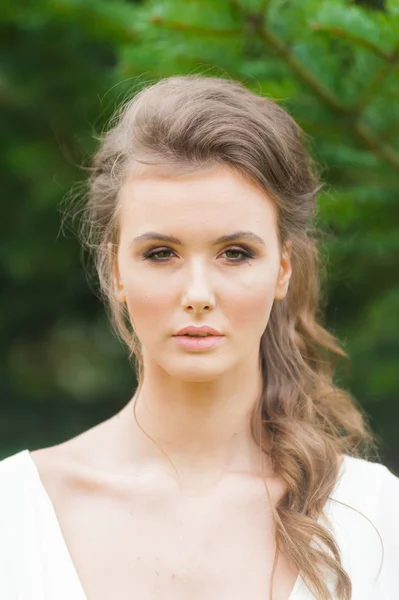 Mujer Elegante Joven Con Ramo Boda Vestido Blanco Largo Ligero — Foto de Stock