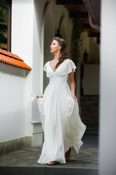 Young Elegant Woman Wedding Bouquet Light Long White Dress Walking — Stock Photo, Image