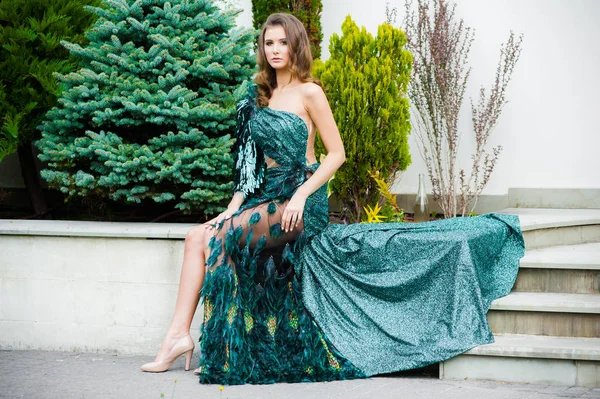 Modisches Smaragdgrünes Abendkleid Für Eine Junge Frau Mit Schönem Haar — Stockfoto