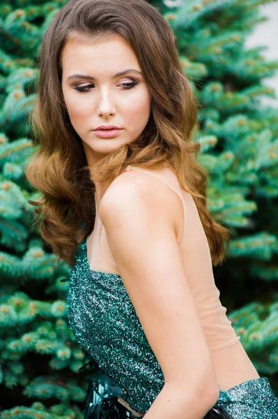 Modieuze Smaragd Avondjurk Een Jonge Vrouw Met Mooi Haar Make — Stockfoto