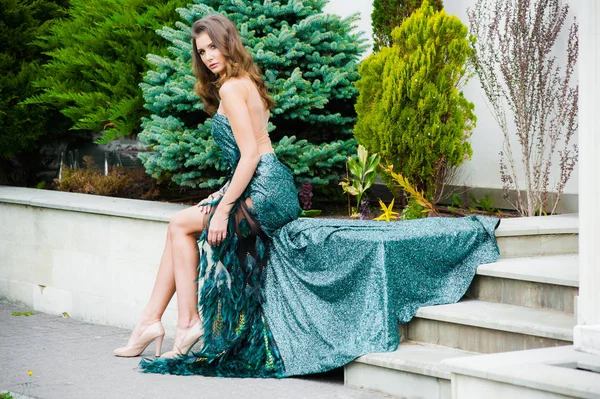 Modisches Smaragdgrünes Abendkleid Für Eine Junge Frau Mit Schönem Haar — Stockfoto