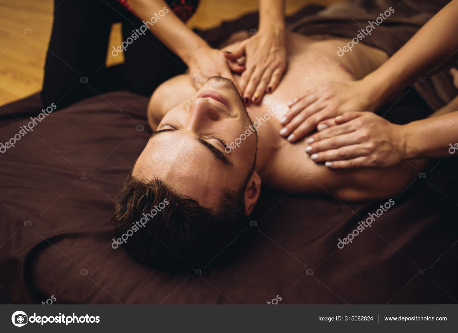 Homem fazendo massagem tantrica