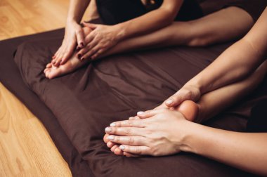 Kadınlara dört elle masaj yap.