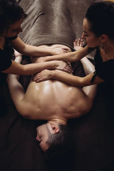 Aromaterapi yağı kullanan dört elli adam için tantrik masaj.