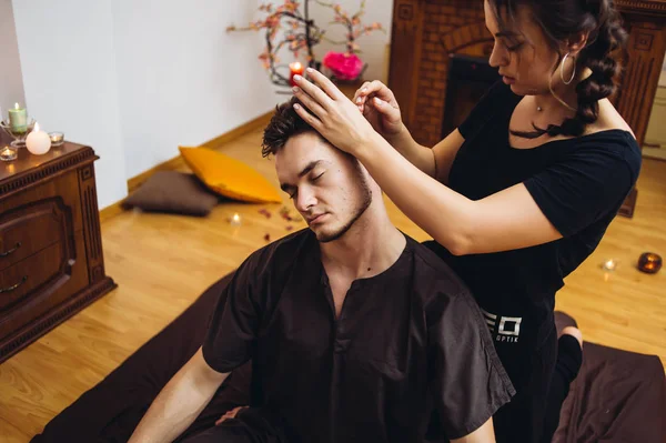 Massage Sensuel Homme Huile Dans Salon Massage — Photo