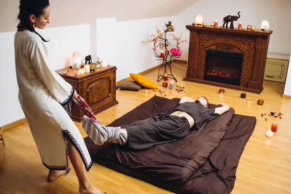 Détendez Vous Massage Tantrique Pour Homme Utilisant Des Huiles Aromathérapie — Photo