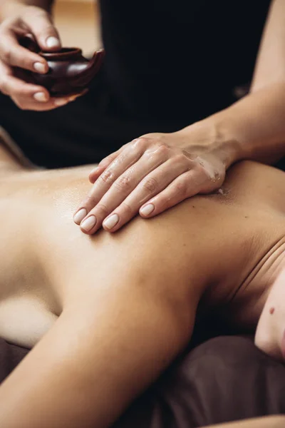 Sensuele Tantrische Massage Gezellige Sfeer Van Een Schoonheidssalon Door Een — Stockfoto