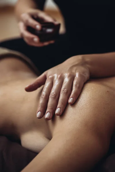 Sensuell Tantrisk Massage Den Mysiga Atmosfären Skönhetssalong Professionell Massageterapeut — Stockfoto