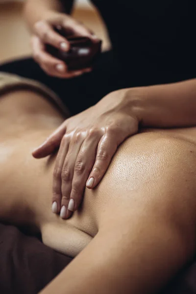Sensuell Tantrisk Massage Den Mysiga Atmosfären Skönhetssalong Professionell Massageterapeut — Stockfoto