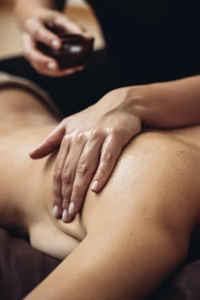 Massaggio Tantrico Sensuale Nell Atmosfera Accogliente Salone Bellezza Massaggiatore Professionista — Foto Stock